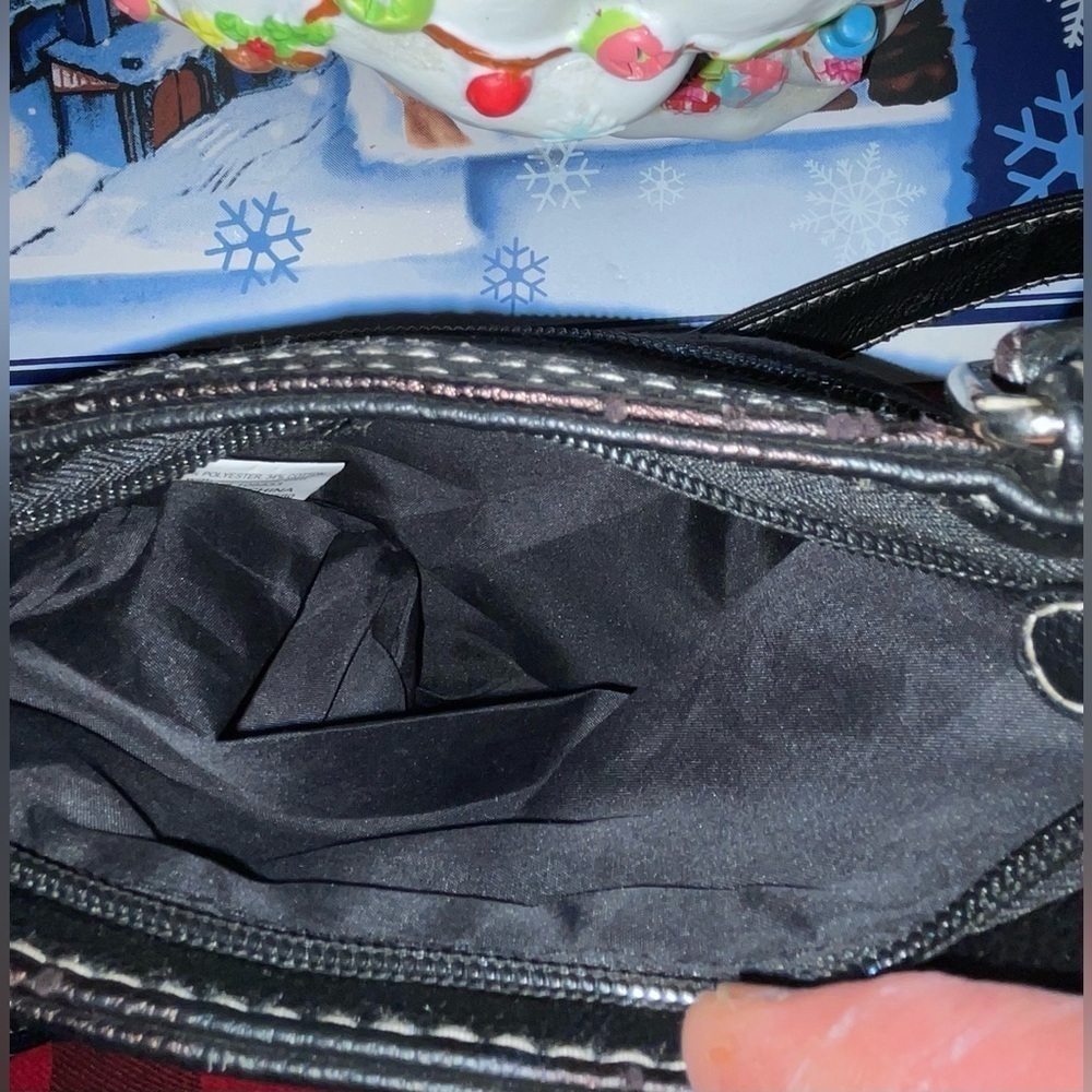 Black Shoulder Bag Medium Size in Excellent New Condition Generous Room! - Picture 5 of 8